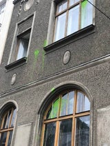 Farbbeutel-Anschlag auf Ordination von Ex-Politiker