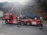 Pkw bei Crash gegen Ampelpfosten total zerfetzt – Lenker tot