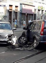 Radfahrer(28) kracht in Unfall-Auto