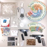 Drogen, Geld, Waffen, Polizei