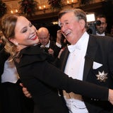 Flirtalarm am Opernball: Lugner gibt Muti Küsschen