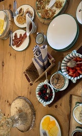 Kourtney Kardashian teilt auf Instagram öfter Bilder ihres Frühstücks mit ihren Fans. Das Highlight: Geschirr von Gmundner Keramik - aus der "Grüngeflammt" Kollektion.&nbsp;