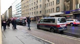 BMW kracht in Fußgänger: 26-Jähriger in Lebensgefahr & weitere Verletzte