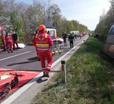 Bus crasht mit Pkw - zwei Tote