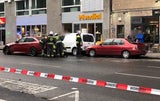 BMW kracht in Fußgänger: 26-Jähriger in Lebensgefahr & weitere Verletzte