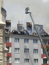 Dachbrand in Mehrparteienhaus - Fünf Verletzte