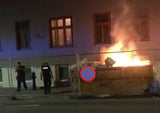 Spektakulärer Brand vor Wiener Wohnhaus