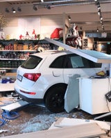 42-jährige Lenkerin crasht in Shop: Zwei Verletzte