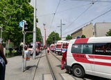 Dachbrand in Mehrparteienhaus - Fünf Verletzte