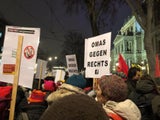 "Omas gegen Rechts" demonstrieren gegen WKR-Ball