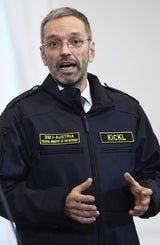 Kickl kam in Uniform zum Ministerrat