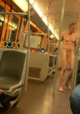 Nackter ohne Maske in U-Bahn: Polizei-Einsatz!