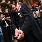 Flirtalarm am Opernball: Lugner gibt Muti Küsschen
