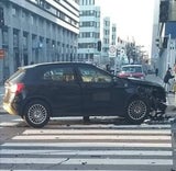 Polizei-Auto und Pkw crashen: Drei Verletzte