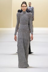 Hi-Tech, Eleganz und Tribute bei der Pariser Fashion Week