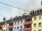 Dachbrand in Mehrparteienhaus - Fünf Verletzte