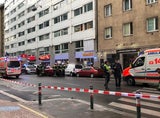 BMW kracht in Fußgänger: 26-Jähriger in Lebensgefahr & weitere Verletzte