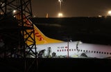 Flugzeug zerbricht bei Landung: 3 Tote, 179 Verletzte
