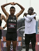 Historisch! Kipchoge schafft Marathon-Wunder in Wien!
