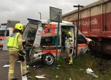 Horror-Crash: Rettungswagen von Zug erfasst