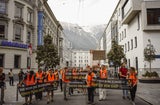 Mitten im Reiseverkehr: Klima-Kleber spazieren durch Wien