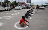 Indische Polizei schlägt Ausgangssperren-Brecher