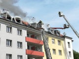 Dachbrand in Mehrparteienhaus - Fünf Verletzte