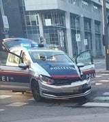 Polizei-Auto und Pkw crashen: Drei Verletzte