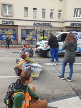''Mega-Protest'': Klima-Kleber legen Verkehr in Wien lahm