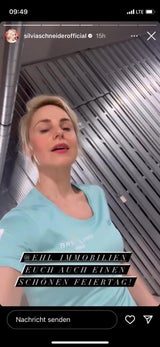 Silvia Schneider putzt ihren überfluteten Keller