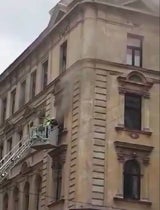 Heldenhafte Rettung: Feuerwehr rettet Baby aus Feuer-Wohnung