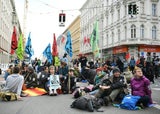 Straßenblockade legt Wiener City lahm: Polizei greift ein!