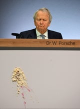 Torten-Wurf auf Wolfgang Porsche