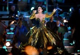 Katy Perry performte in einer goldenen Robe von Vivienne Westwood.&nbsp;