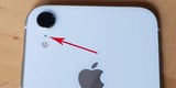 Dazu dient das Loch neben der iPhone-Kamera