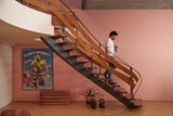 Stairway to Heaven. Vom großen Wohn- und Esszimmer führt eine stylische Holztreppe zur Galerie und in die Schlafräume.
