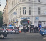 Passanten halten fahrerflüchtigen Unfall-Lenker fest