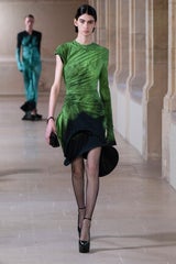 Hi-Tech, Eleganz und Tribute bei der Pariser Fashion Week
