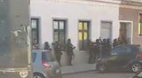 Alkoholisierter schoss bei Verfolgungsjagd aus Autofenster