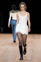 Hi-Tech, Eleganz und Tribute bei der Pariser Fashion Week
