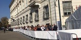 Lange Schlangen vor der Präsidentschaftskanzlei und dem Bundeskanzleramt