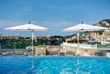 Das legendäre Hotel im Stil der Belle Èpoque war unter anderem Schauplatz von zwei James-Bond-Filmen. Nicht nur wegen seiner erstklas­sigen Lage ist das Hotel de Paris die ­beliebteste Adressen der Stadt.