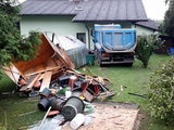 Schock-Unfall! Lkw crasht in Wohnhaus