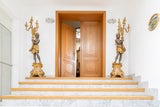 Gediegener Empfang. Der Eingang zur Dachgeschoßwohnung passt perfekt zum Ambiente des Refugiums der Künstlerin.