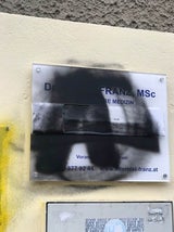 Farbbeutel-Anschlag auf Ordination von Ex-Politiker