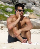 Joe Jonas relaxt am Strand