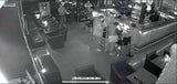 Hier werden die Raucher-Sheriffs von Polizisten beschützt