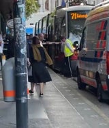 Mann bricht in Bim zusammen: Rettungseinsatz