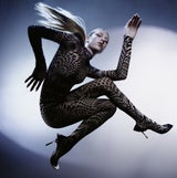 LGBTQIA*-Aktivistin Schafer taucht ein in das Multiversum der französischen Maison Mugler. 