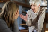 Toxisch ist eine Mutter-Tochter-Beziehung bei emotionalem Missbrauch, Abhängigkeit und Schuldgefühlen.&nbsp;